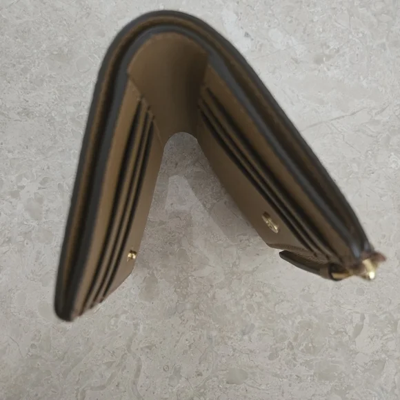 LIKE NEW TORY BURCH MCGRAW BIFOLD WALLET - TIRAMISU